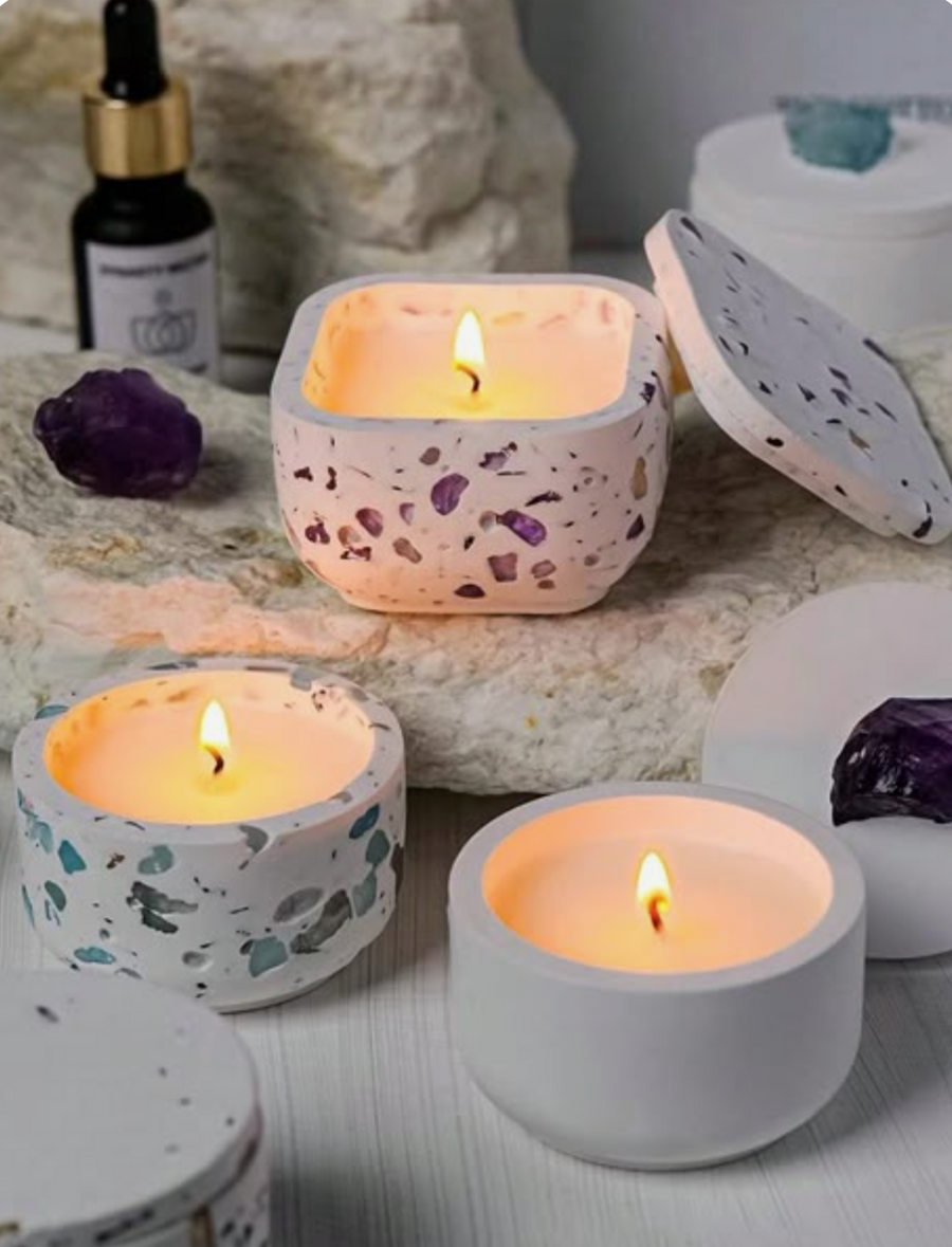 Velas en recipientes de cemento terrazzo